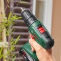 Hand hält grünen Bosch Akkubohrschrauber EasyDrill 18V-40. Präziser Akkuschrauber für Bohr- und Schraubarbeiten.
