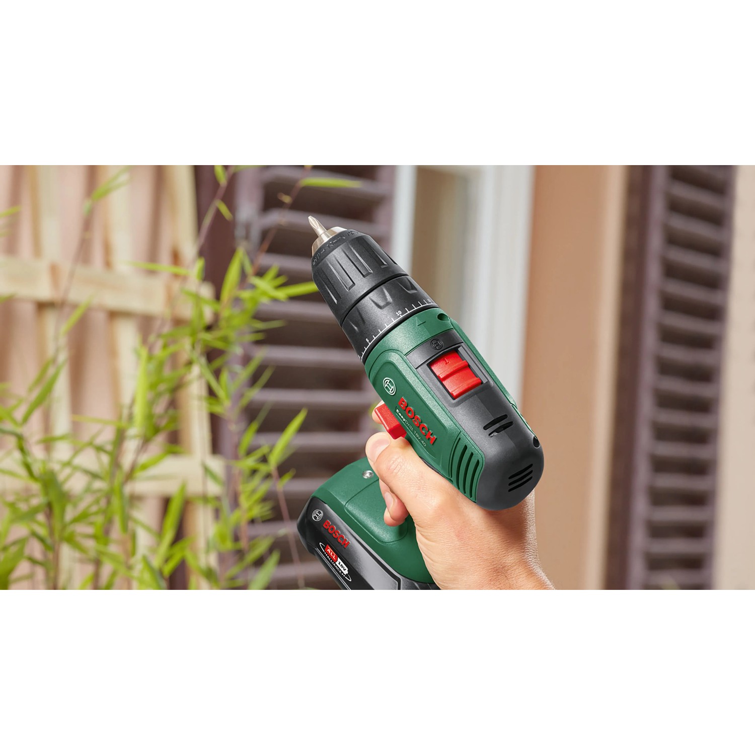 Hand hält grünen Bosch Akkubohrschrauber EasyDrill 18V-40. Präziser Akkuschrauber für Bohr- und Schraubarbeiten.