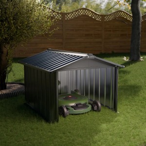 Anthrazitfarbene Mähroboter Garage aus Metall mit Satteldach und Rasenroboter im Garten.