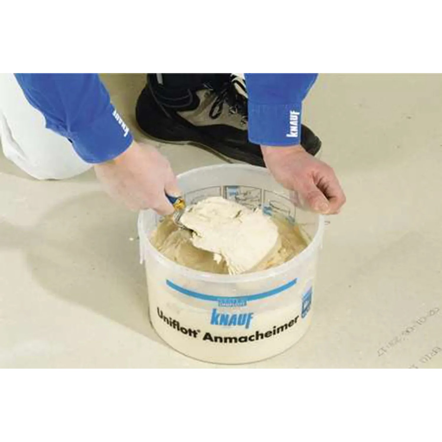 Knauf Uniflott Spachtelmasse im Eimer, angerührt für die Verarbeitung. Zubehör für Gipskartonplatten.