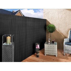 Floraworld Kunststoff-Sichtschutzmatte Premium in Anthrazit auf Terrasse mit Deko.
