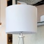 Weißer, runder Stoff-Lampenschirm Ø 40 cm auf einer silbernen Stehleuchte. Schlichtes Design für E27-Fassungen.
