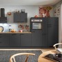 Moderne pino Küchenzeile in Grafit, 370 cm breit, mit Geräten, Spüle und Apothekerschrank.