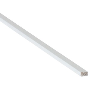 Weiß lackierte Rechteckleiste aus Holz, 5x10x900 mm, ideal für individuelle Raumgestaltung.
