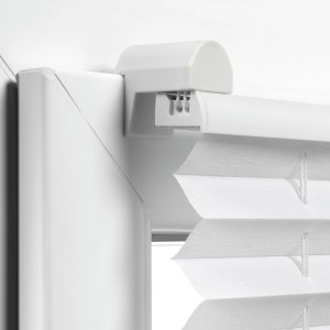 Detailaufnahme: Weißes Gardinia EasyFix Plissee mit Bedienschiene am Fenster.