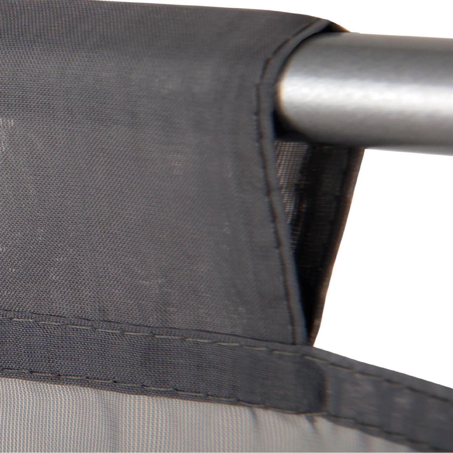 Detailaufnahme: Graue Bistrogardine mit Stangendurchzug und Raffoptik.