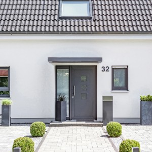 Modernes, anthrazitfarbenes Gutta Rechteckvordach 200x90 cm im Bauhausstil am Hauseingang.