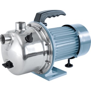Gartenpumpe GP 3800E mit 900 W und Saugschlauch für Bewässerungssysteme.