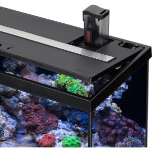 Eheim Aquastar Marine 63 l Aquarium-Set, schwarzes Becken mit Abdeckung und Meerwasser-Dekoration.
