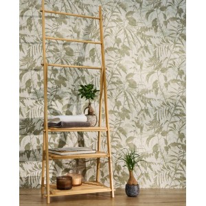 A.S. Création Vliestapete Dschungel Grün mit Metallic-Effekt hinter Holzregal mit Deko.