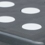Detailaufnahme: Anthrazitfarbene, faltbare Fußbank mit weißen Anti-Rutsch-Noppen.