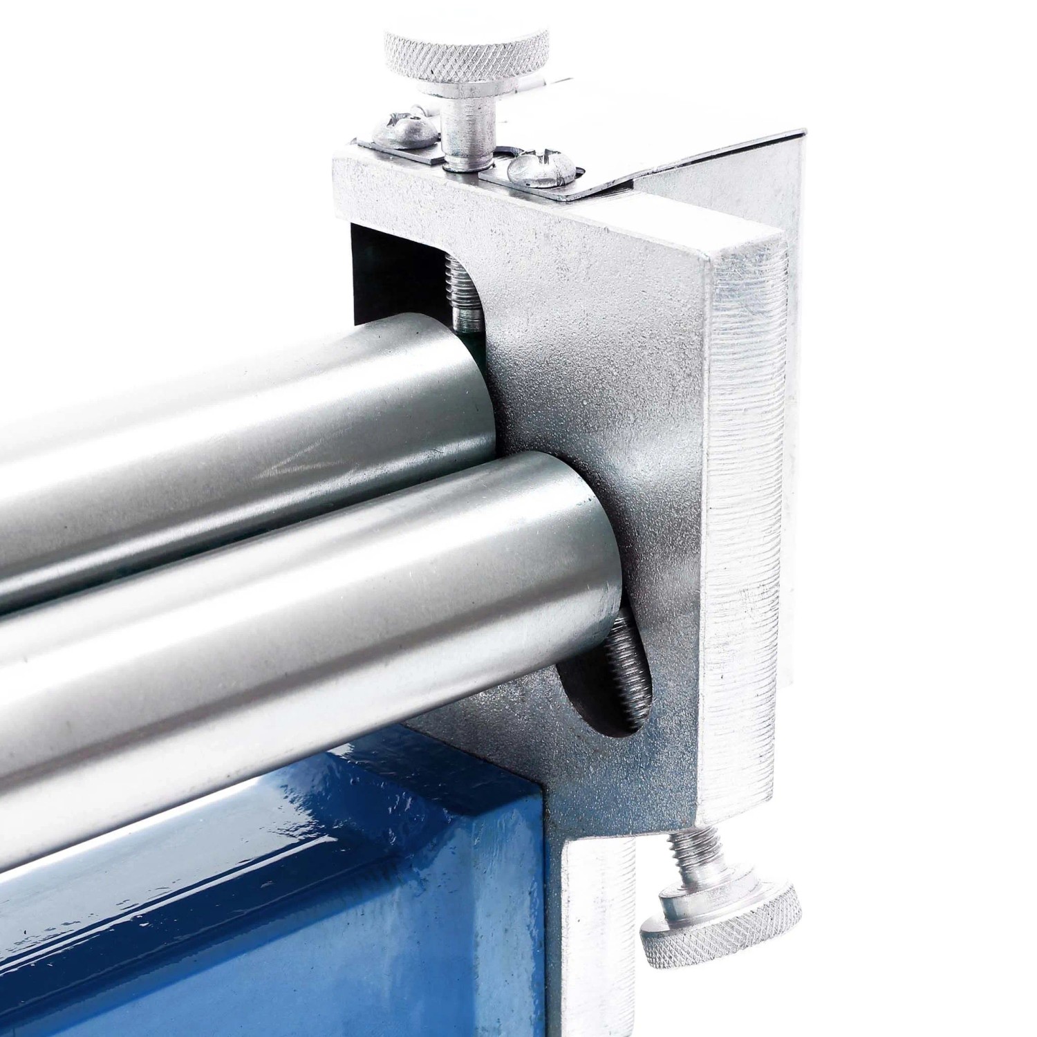 Wiltec Drei-Walzen-Rundbiegemaschine: Nahaufnahme der glänzenden Metallwalzen und blauen Basis für Blechbearbeitung.