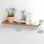 Holz4home Wandregal aus Eiche (40cm) mit Baumkante, naturfarben, an weißer Wand mit Deko.