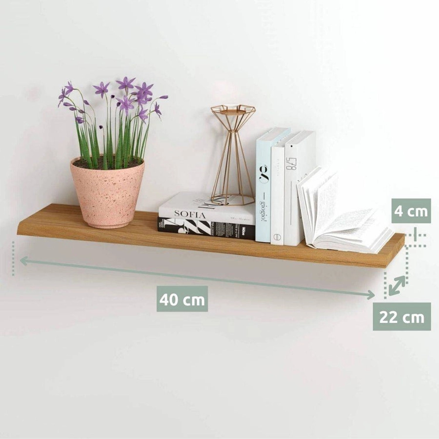 Holz4home Wandregal aus Eiche (40cm) mit Baumkante, naturfarben, an weißer Wand mit Deko.