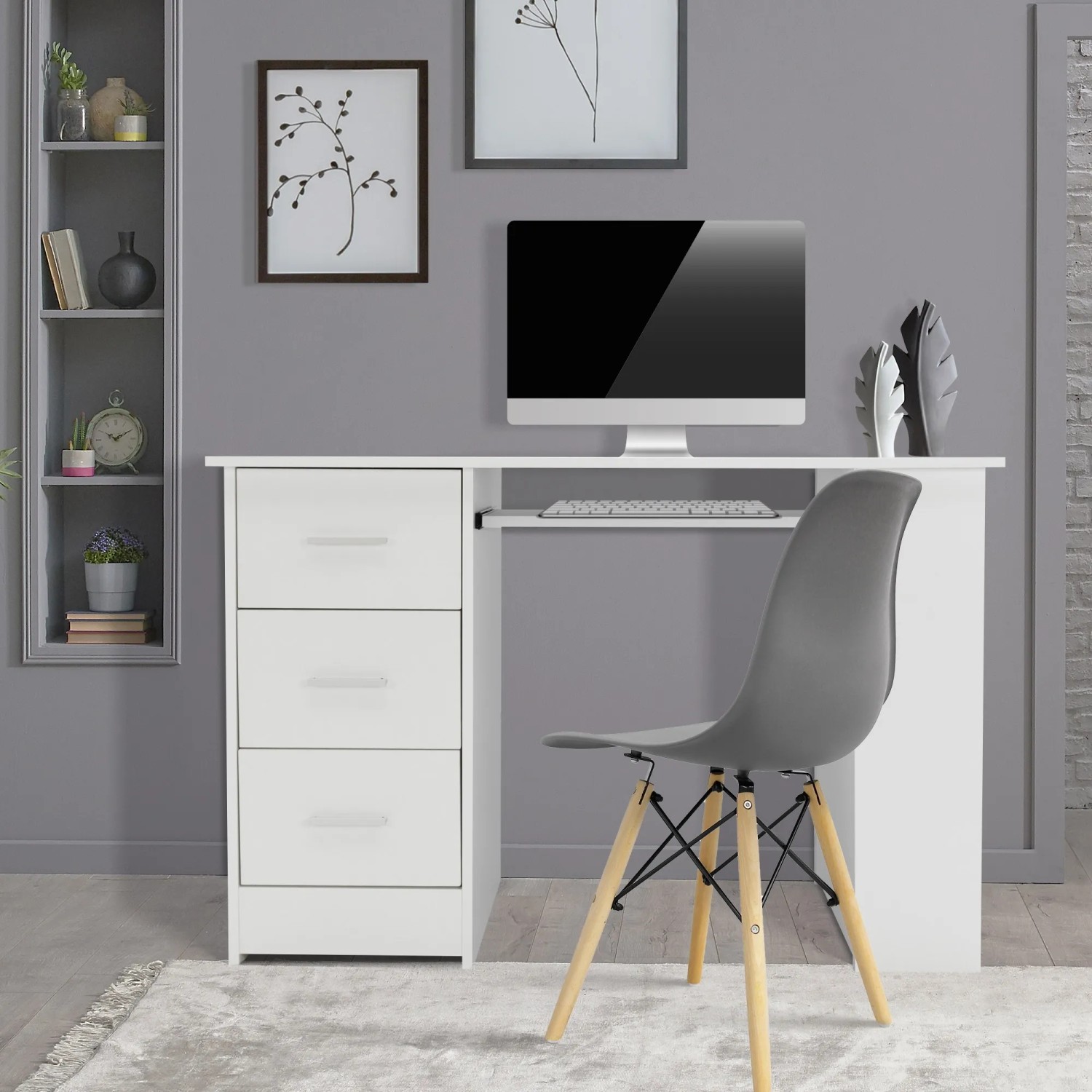 Weißer ML-Design Schreibtisch mit 3 Schubladen, Regalen und Tastaturauszug.