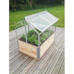 Vitavia Frühbeet Gaia Jumbo mit Alu-Rahmen und ESG-Verglasung, auf Holzpalette mit Pflanzen.