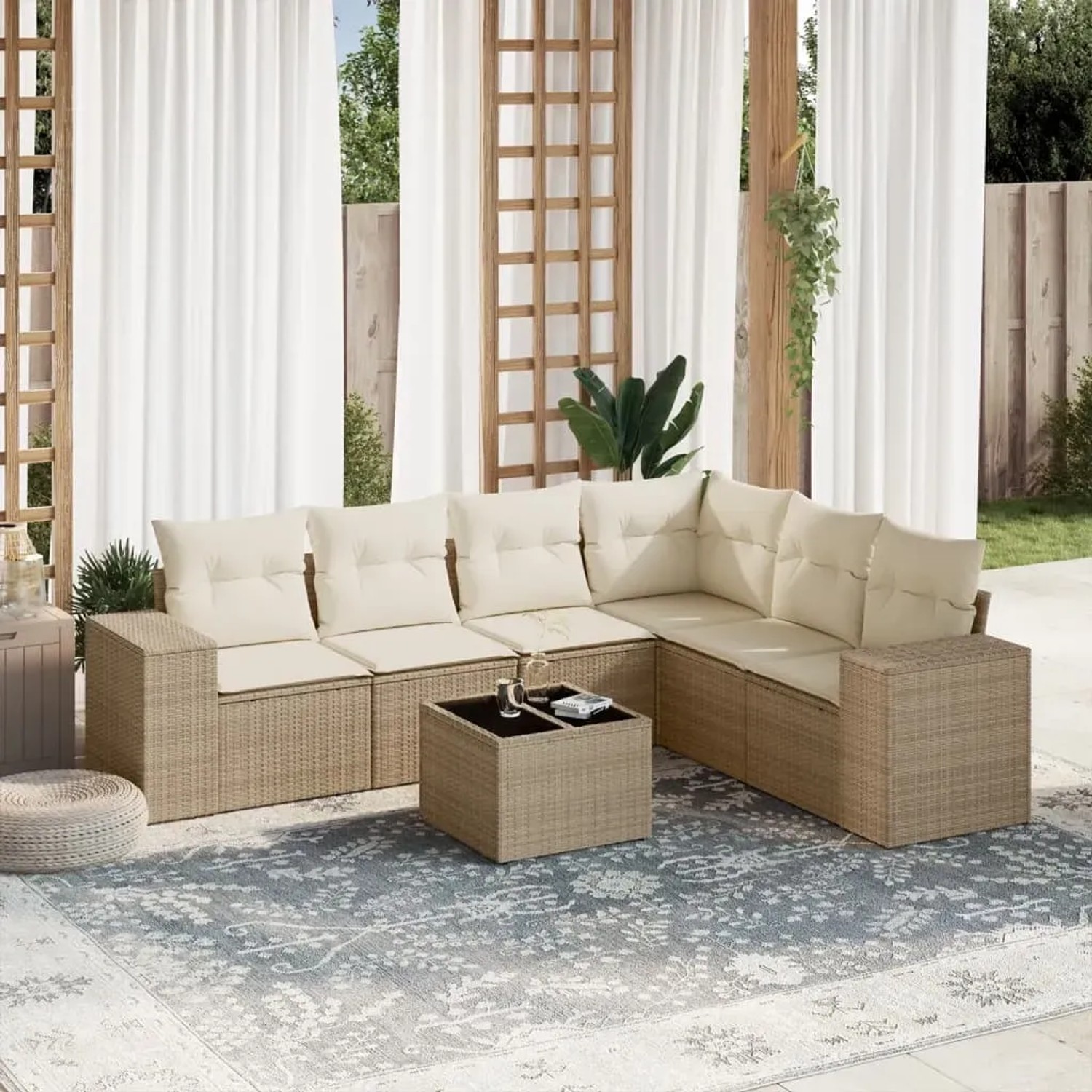 Beige 7-tlg. Garten-Sofagarnitur aus Polyrattan mit Kissen und Tisch für Terrasse und Garten.