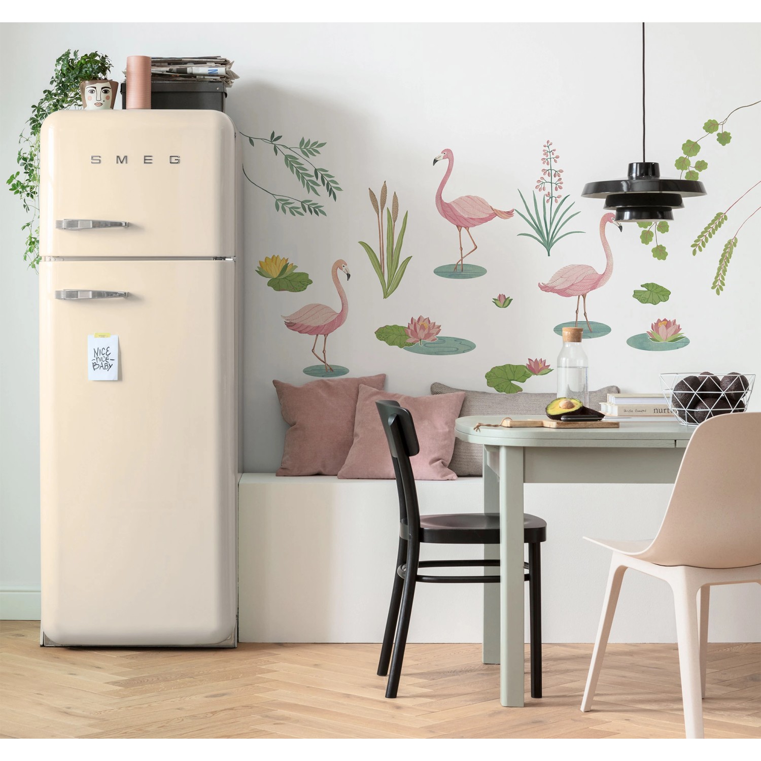 Wand mit Komar Wandsticker Flamazing (Flamingos, Seerosen).