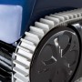 Detailaufnahme des CF Poolroboters CF200CL, blau-schwarz, mit Raupenantrieb.