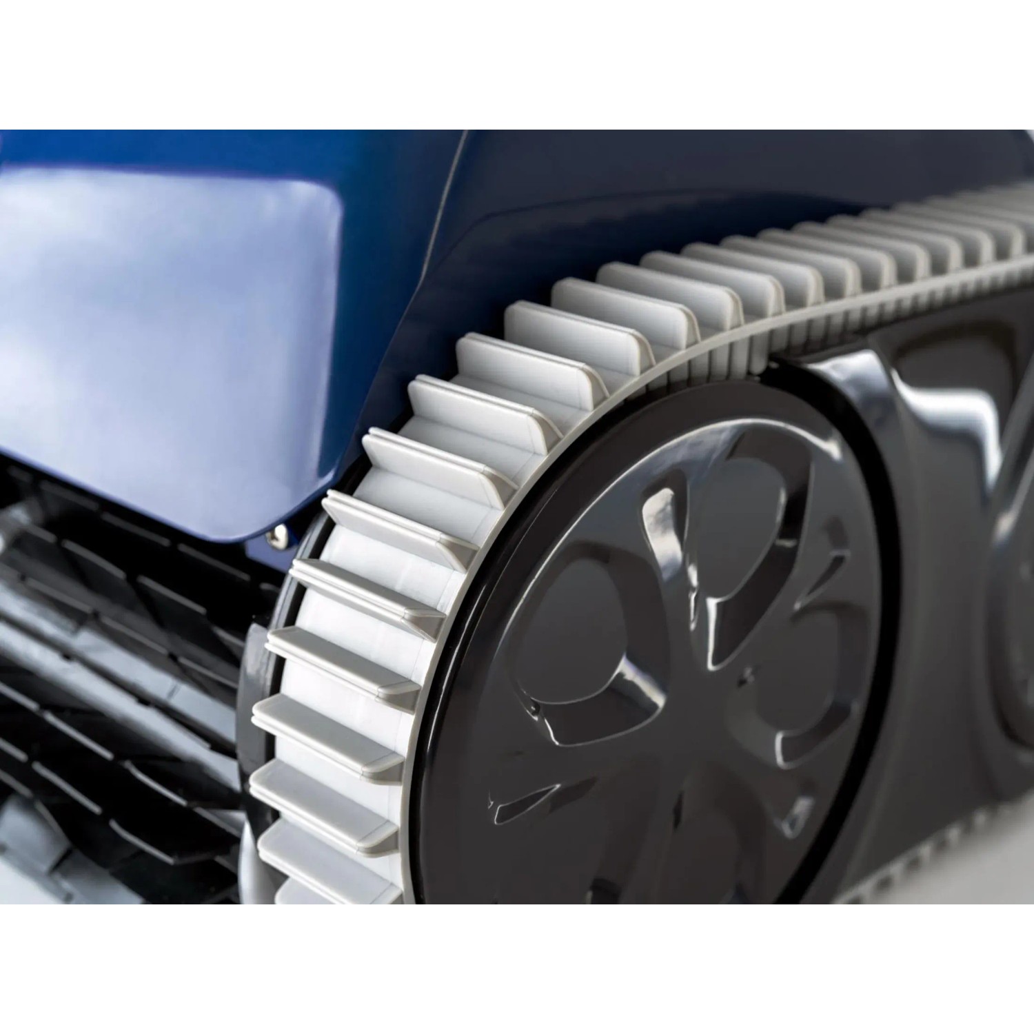 Detailaufnahme des CF Poolroboters CF200CL, blau-schwarz, mit Raupenantrieb.