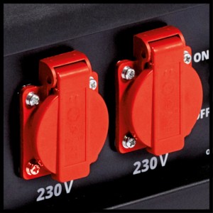 Nahaufnahme: Zwei rote 230V Steckdosen am Einhell Notstromaggregat. Anschlüsse für elektrische Geräte.