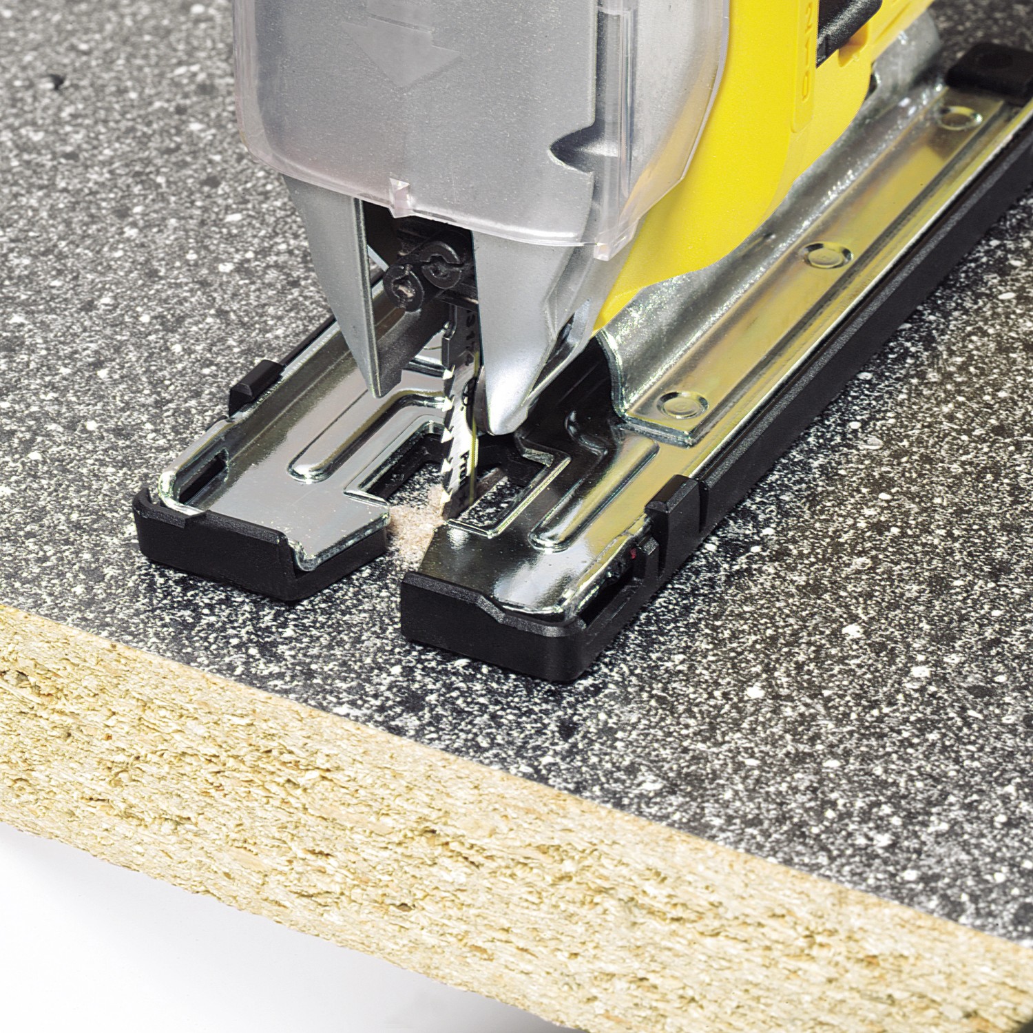 LUX Stichsäge mit Stichsägeblatt im Einsatz für Holzschnitte. U-Schaft Aufnahme.