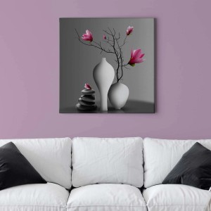 Modernes Leinwandbild mit Magnolien in Vasen und Steinen. Wanddeko im Wellness-Stil für Bad und Flur.