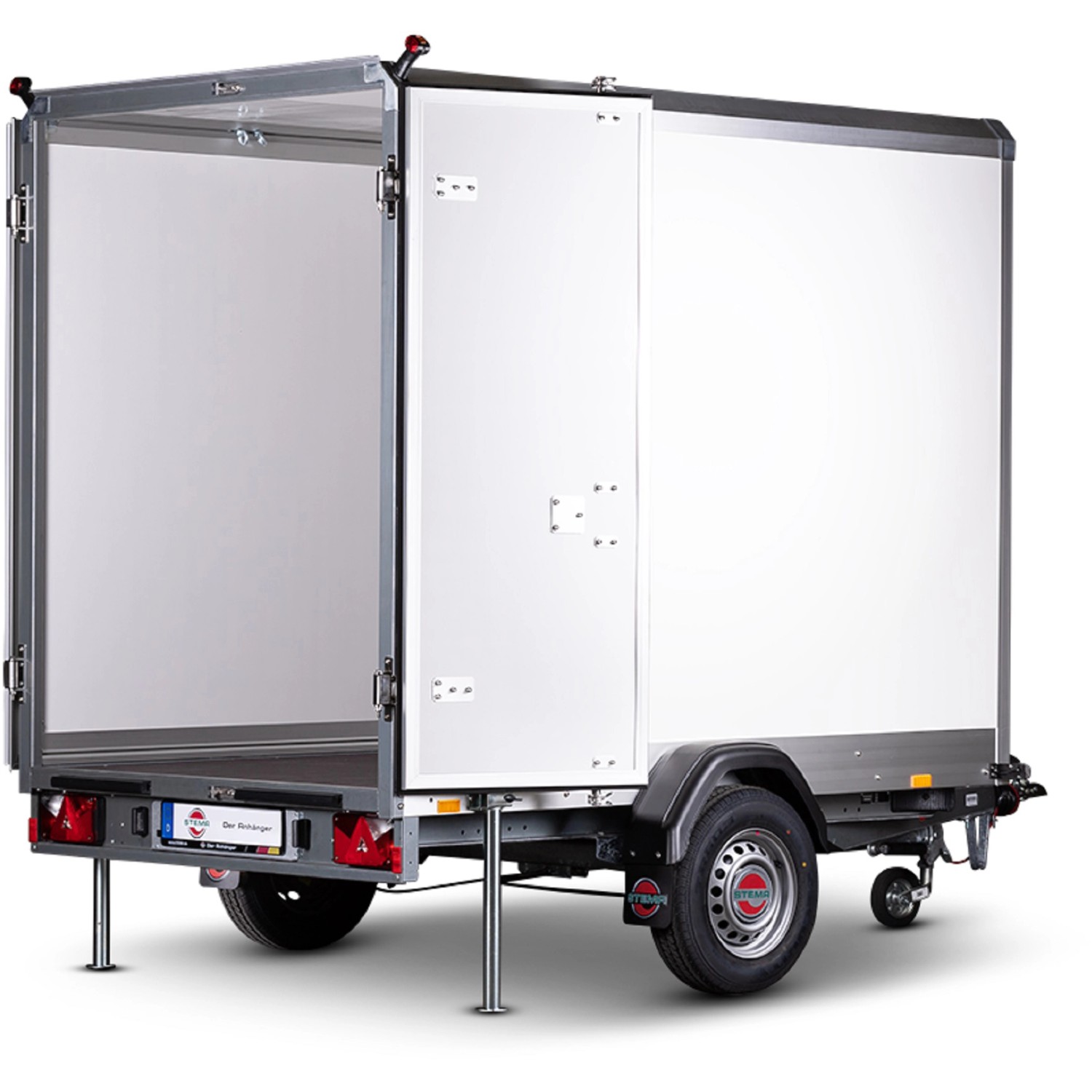 Stema Kofferanhänger 1300 Sandwich, gebremst mit geöffneter Tür und Abstellstützen.