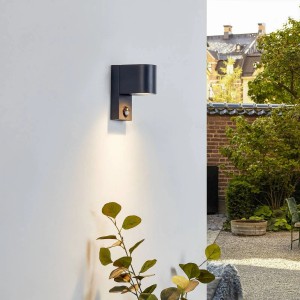 Schwarze Lindby Außenwandleuchte Gelso mit Bewegungsmelder an weißer Wand.