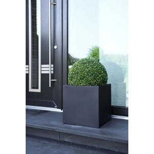 Anthrazitfarbener Vivanno Pflanzkübel Block (45x45x45 cm) mit Buchsbaumkugel vor einer Haustür.