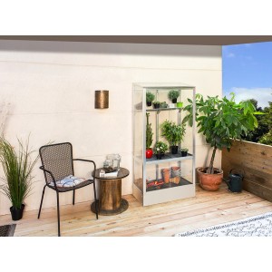 Vitavia Polis Balkongewächshaus aus Alu und Glas mit Stahlfundament auf einem Balkon mit Pflanzen.