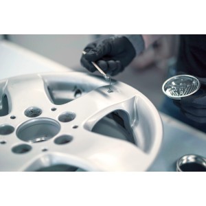 Anwendung von WEICON Aluminium-Minutenkleber auf einer Alufelge zur Reparatur.