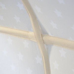 Detailaufnahme: Graues Homestyle4u Tunnel Bogen Zelt mit Sternen für Hochbett.