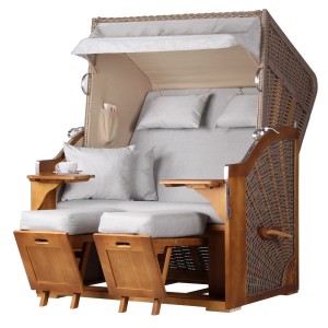 Zweisitzer Strandkorb Schleswig, Pinie Mokka, mit Bistrotischen, Fußstützen und grauen Polstern.