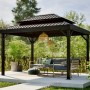 Schwarzer Sojag Pavillon London mit Doppeldach und Sitzgruppe im Garten.