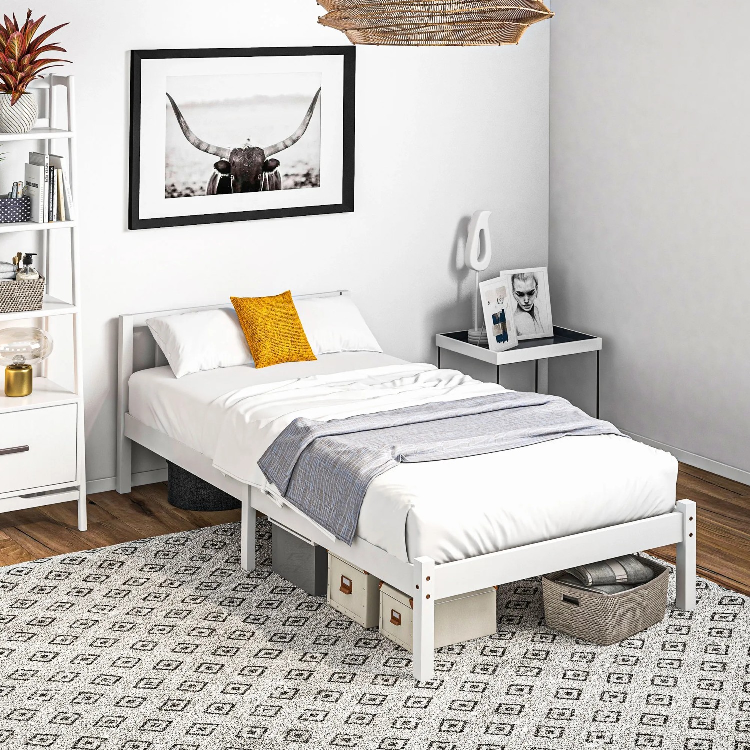 Weißes Holzbett mit Lattenrost und Kopfteil von HOMCOM im Schlafzimmer.