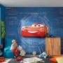 Kinderzimmer mit Komar Fototapete Cars 3 Blueprint, rotes Auto auf blauem Hintergrund.