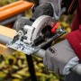 Worx Akku-Handkreissäge WX531.9 im Einsatz beim Sägen eines Rohrs.