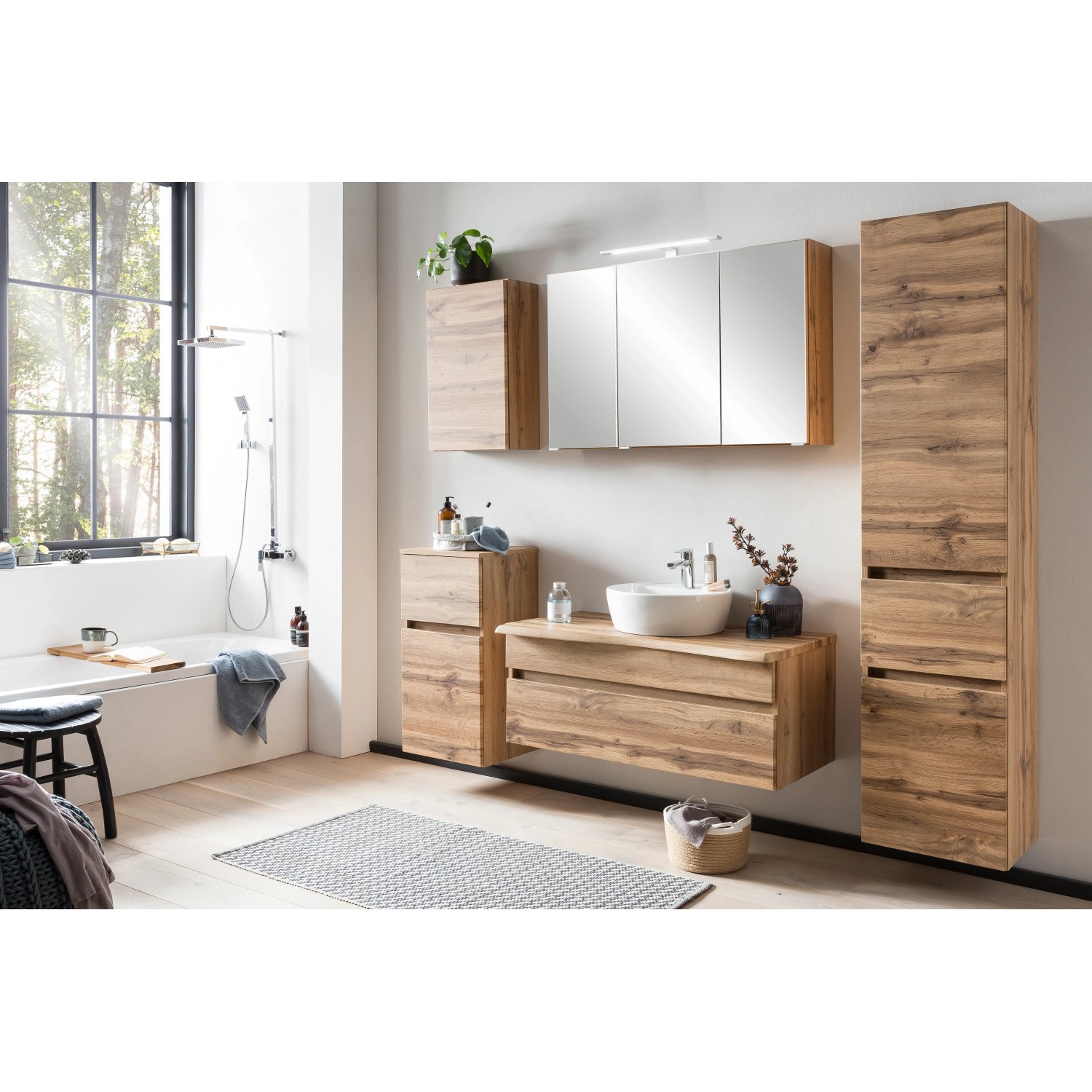Badezimmer-Set mit Held Möbel Hochschrank Trient in Wotaneiche, Waschbecken und Spiegelschrank.