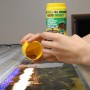 Fütterung von JBL Pronovo Insect Fischfutter-Sticks S in Aquarium.