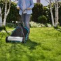 Gardena Spindelmäher Plus 400 mit Fangkorb im Einsatz auf Rasenfläche.