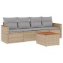 Beige 5-tlg. Garten-Sofagarnitur aus Rattan mit Kissen und Tisch.