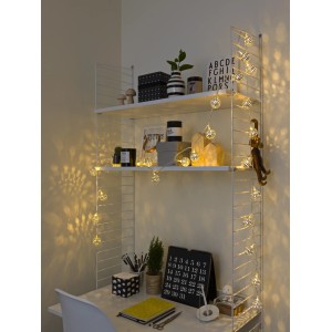 Konstsmide LED Dekokette mit silbernen Metallbällen und warmweißem Licht an einem Regal.