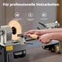 Wiltec Drechselbank 370W: Hände drechseln Holz mit Dreheisen, Späne fliegen. Präzise Holzarbeiten.