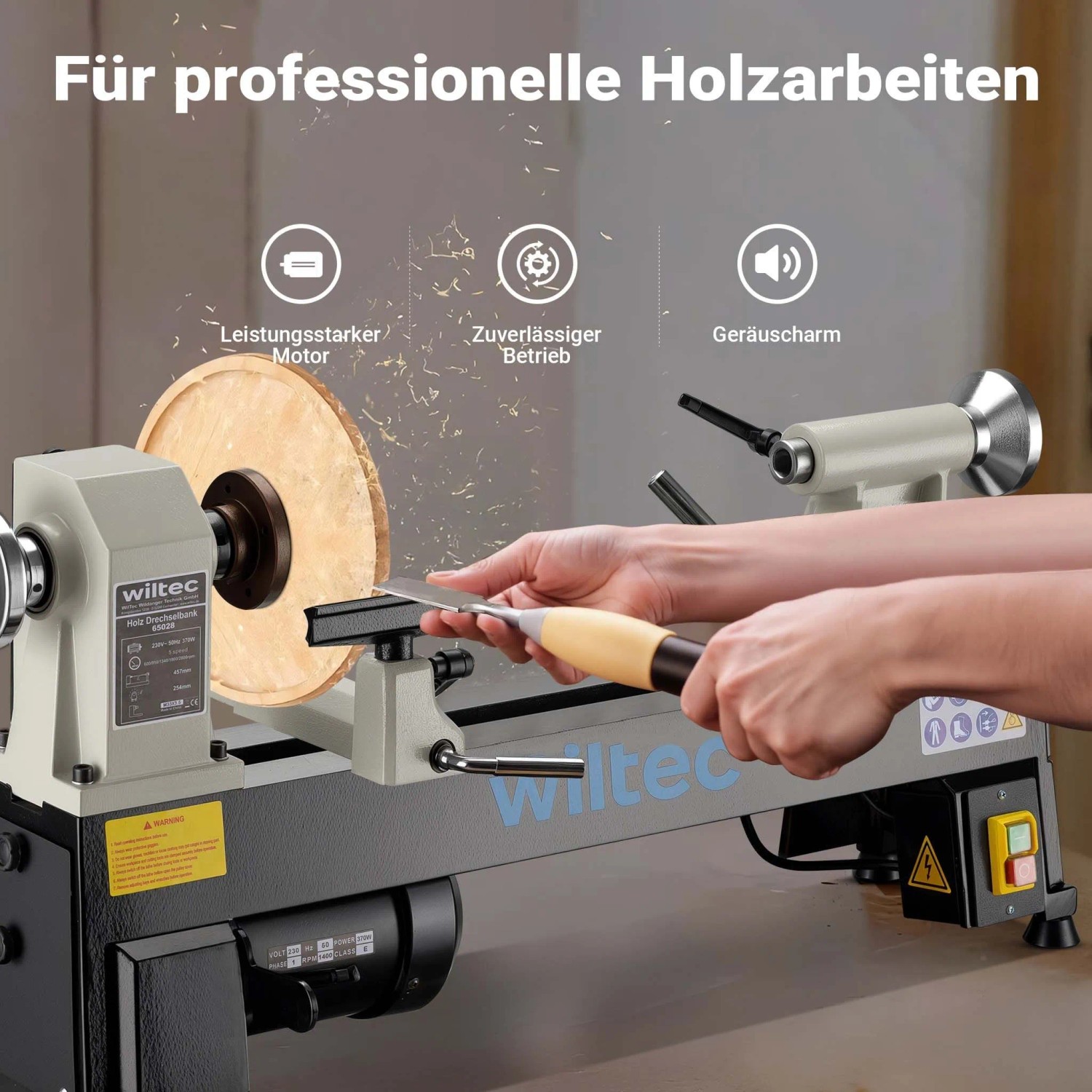 Wiltec Drechselbank 370W: Hände drechseln Holz mit Dreheisen, Späne fliegen. Präzise Holzarbeiten.