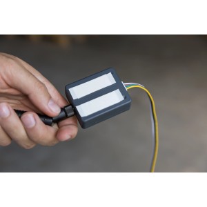Schellenberg Smartphone Garagentoröffner mit LED in Hand, Nahaufnahme.