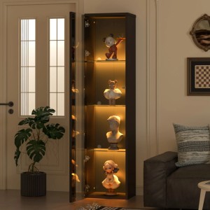 Schwarze Vitrine mit Glasböden und warmer LED-Beleuchtung, präsentiert Sammlungen elegant im Wohnzimmer.