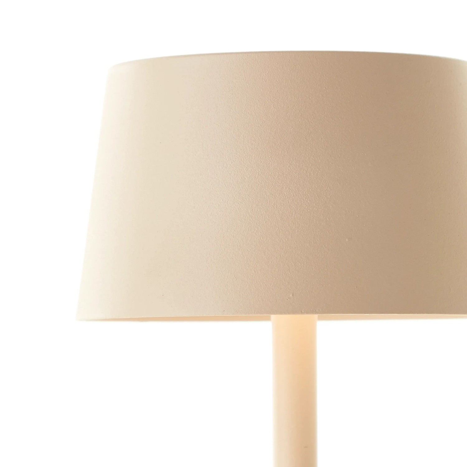 Beige Akku-Tischleuchte Jona (25 cm) von Brilliant, geeignet für den Innen- und Außenbereich.