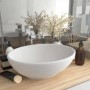 Luxuriöses ovales Aufsatzwaschbecken aus matt-weißer Keramik auf Holzwaschtisch im modernen Badezimmer.