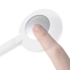 Weiße LED Bettleuchte mit flexiblem Arm und Touchsensor in Bedienung.